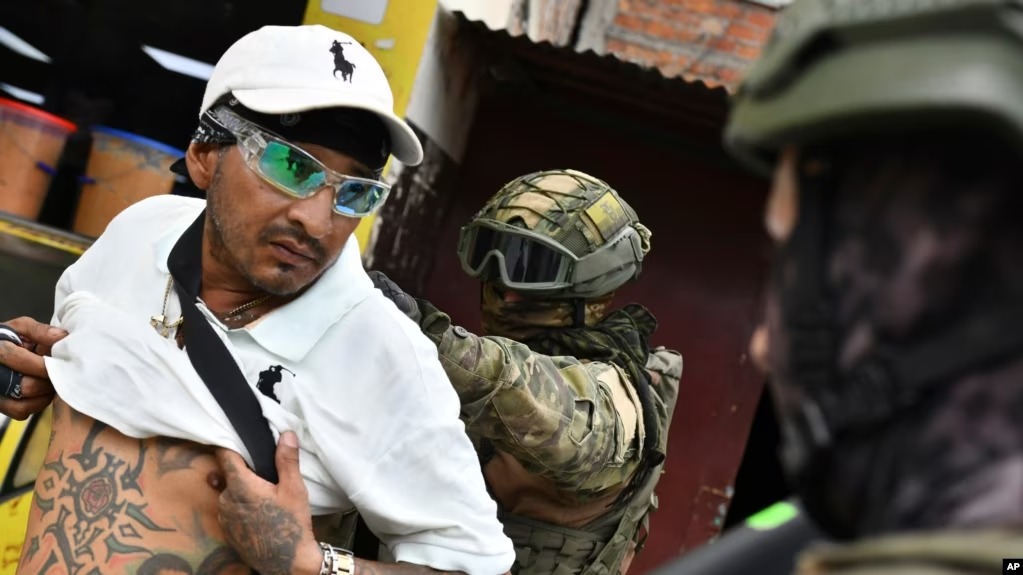 Un militar registra a un hombre en un control en Portoviejo, Ecuador. Foto: fuente externa.