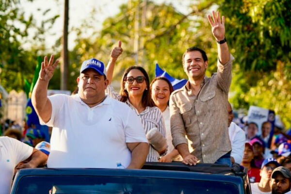 Roberto Ángel Salcedo y el candidato a alcalde  Rafael Hidalgo. Foto: fuente externa. 