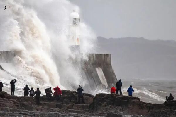 La tormenta Isha mantiene alerta al Reino Unido, mientras algunos espectadores desafían las feroces olas que desata en la costa británica. Foto: fuente externa.