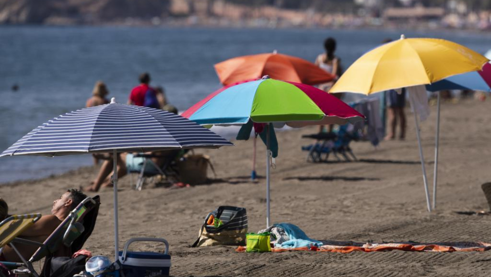 Personas refrescándose en la playa. Foto: Fuente externa