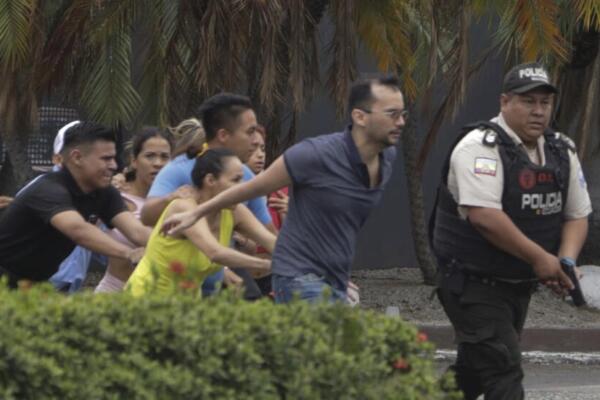 La policía evacua al personal del canal TC Televisión durante el asalto en Guayaquil, el 9 de enero de 2024. Foto: fuente externa.