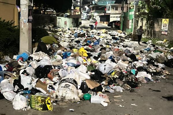 Cúmulo de basura en una calle de Pantoja 