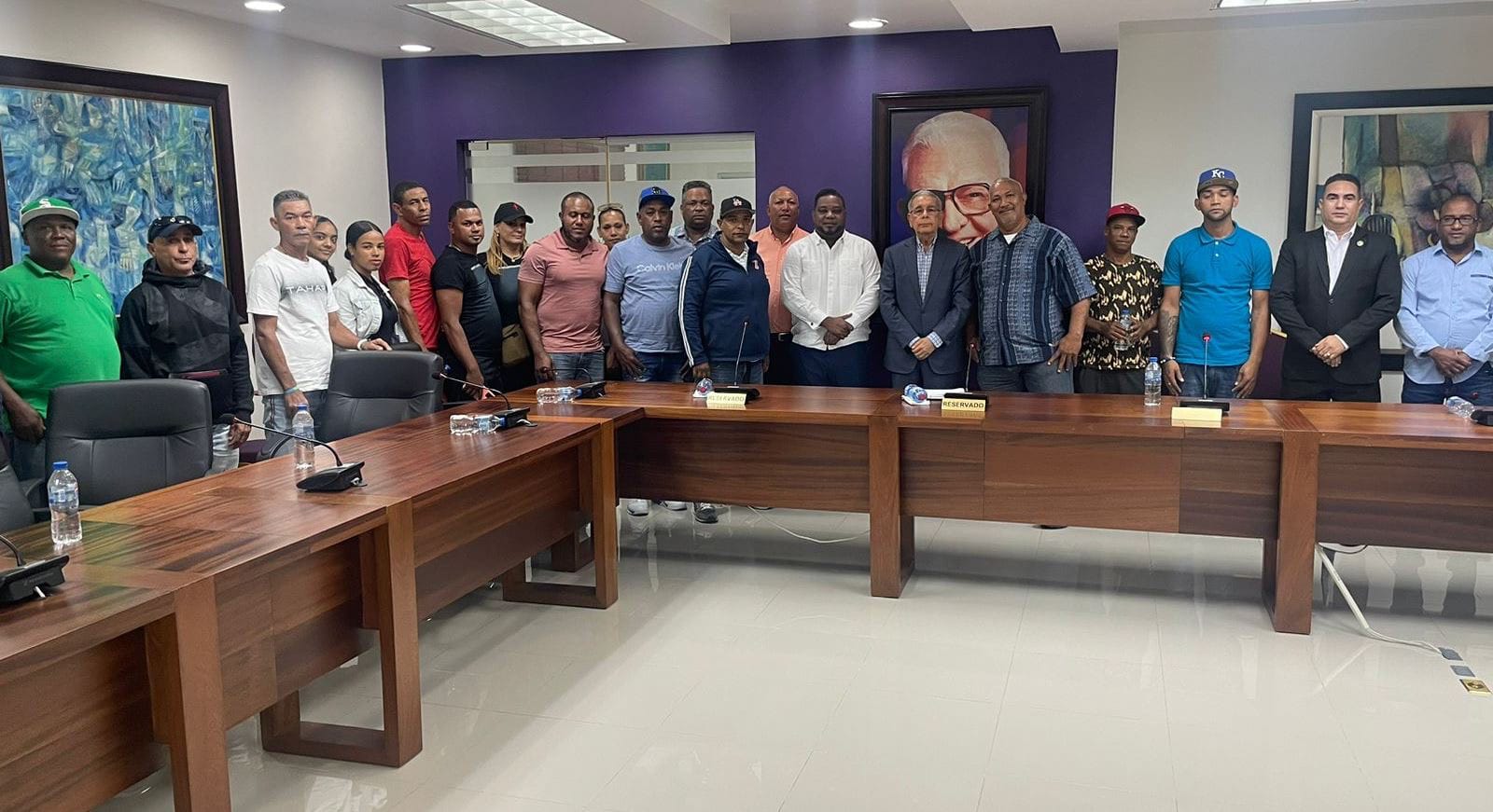 Danilo Medina le toma el juramento de ingreso en el PLD a decenas de antiguos dirigentes del Partido Cívico Renovador (PCR).