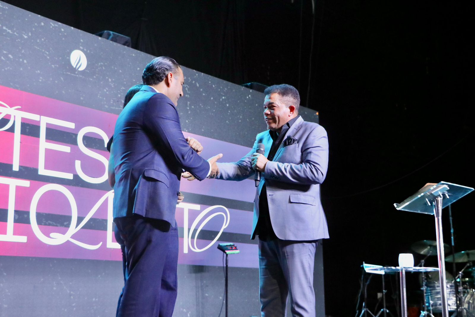 Pastor Santiago Ponciano bendice a Luis Alberto