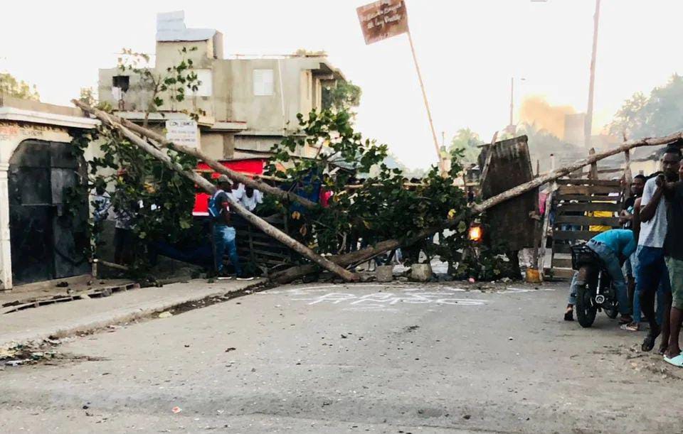 Haitianos bloquean paso a Codevi