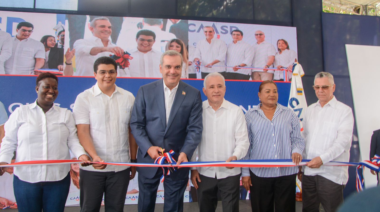 Presidente Abinader entrega saneada cañada Cachón Oeste en Santo Domingo Este