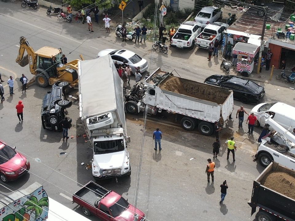 911 da asistencia a afectados de accidente de tránsito en Santiago