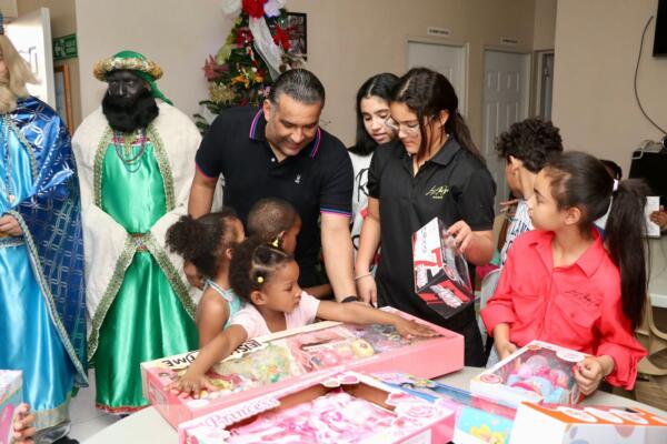 Candidato a alcalde por el PLD, Luis Alberto, entregando juguetes a niños. Foto: Fuente externa. 