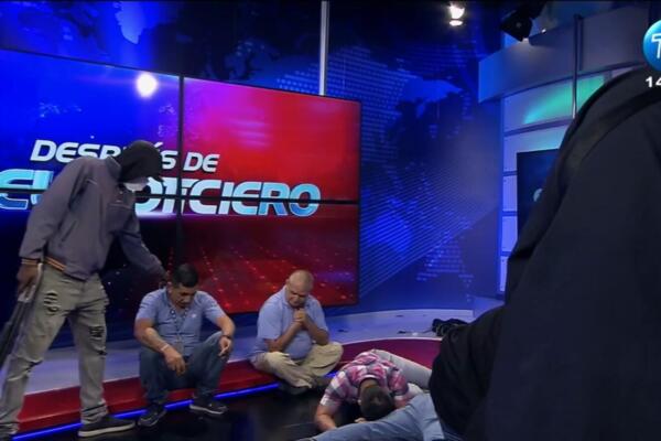 En plena transmisión en vivo encapuchados entran a canal de televisión en Ecuador. Fuente: externa. 