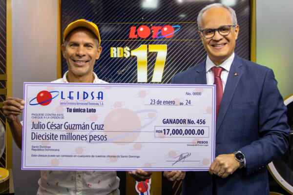 Julio César Guzmán Cruz al recibir su ticket que lo certifica como ganador de la Loto. / Fuente interna.