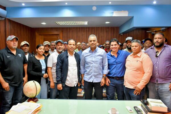 Imagen del ministro Joel Santos Echavarría con  los transportistas de Santiago. (Foto: Fuente externa).