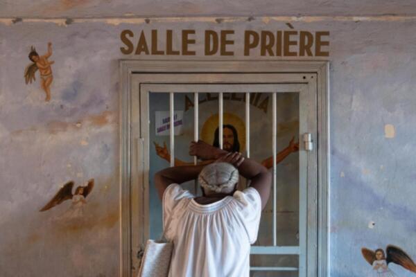 Una mujer reza en Haití por las religiosa secuestradas. / Fuente externa.