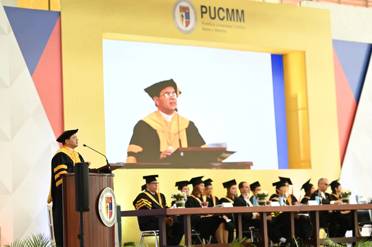 PUCMM gradúa a 660 profesionales en Santiago