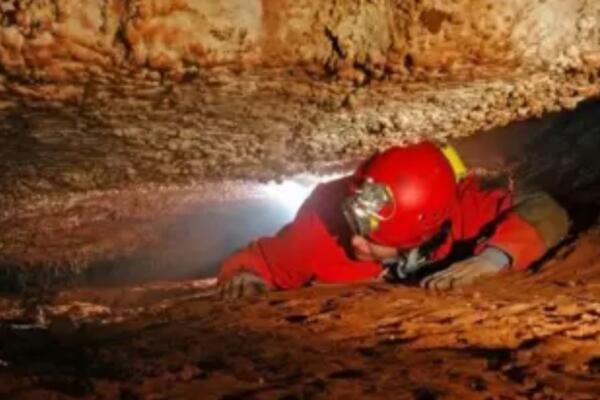 Autoridades intentan rescatar a cinco personas atrapadas en una cueva desde el sábado. Fuente: externa.