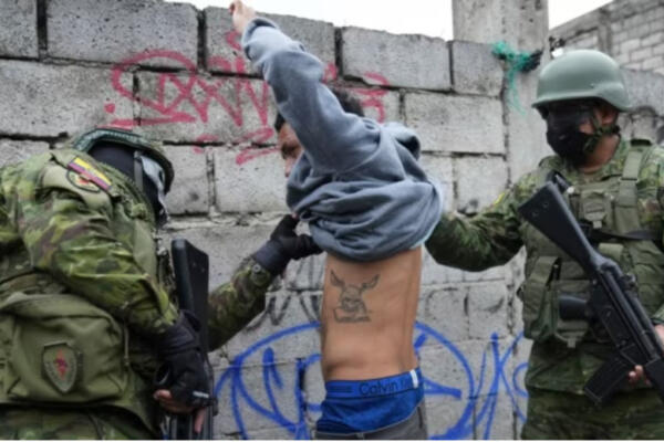 Soldados detienen brevemente a un joven para comprobar si tiene tatuajes relacionados con pandillas mientras patrullan el lado sur de Quito, en medio de la ola de violencia en Ecuador. / Fuente externa.