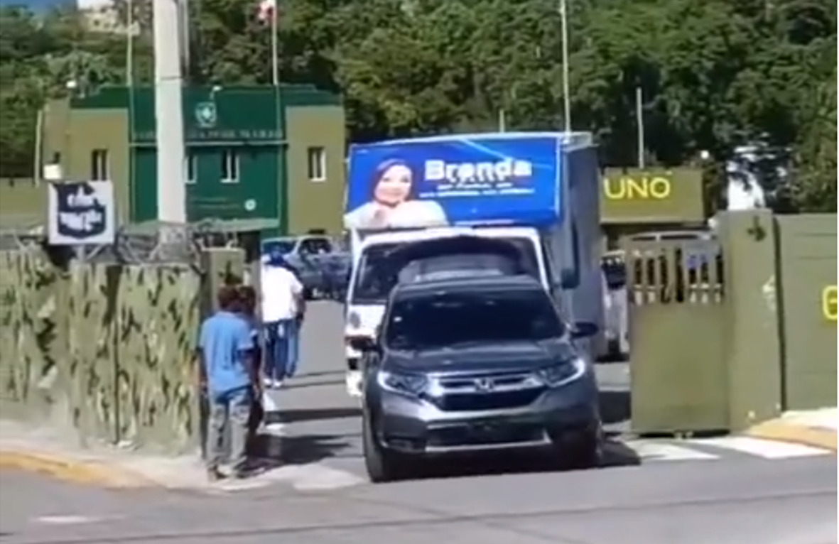 Circulan vídeos de vehículos con afiches candidatos del gobierno saliendo de recinto militar