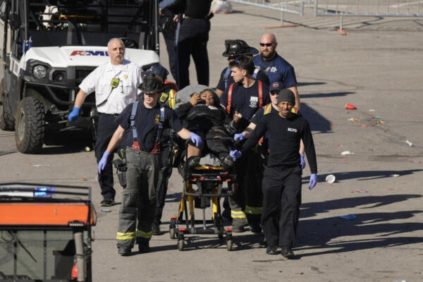 Socorren a una de las personas heridas durante la balacera en el desfile de los Kansas City Chiefs. Foto: Fuente externa