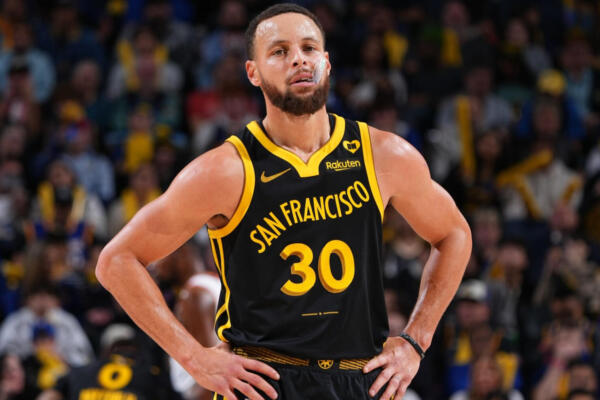 Curry vence a Phoenix con un triple faltando 0.7 segundos en el reloj 