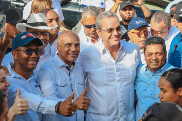 Abinader encabezó dos concentraciones en apoyo a los candidatos a alcalde de Pantoja y La Victoria. (Foto: Fuente externa) 