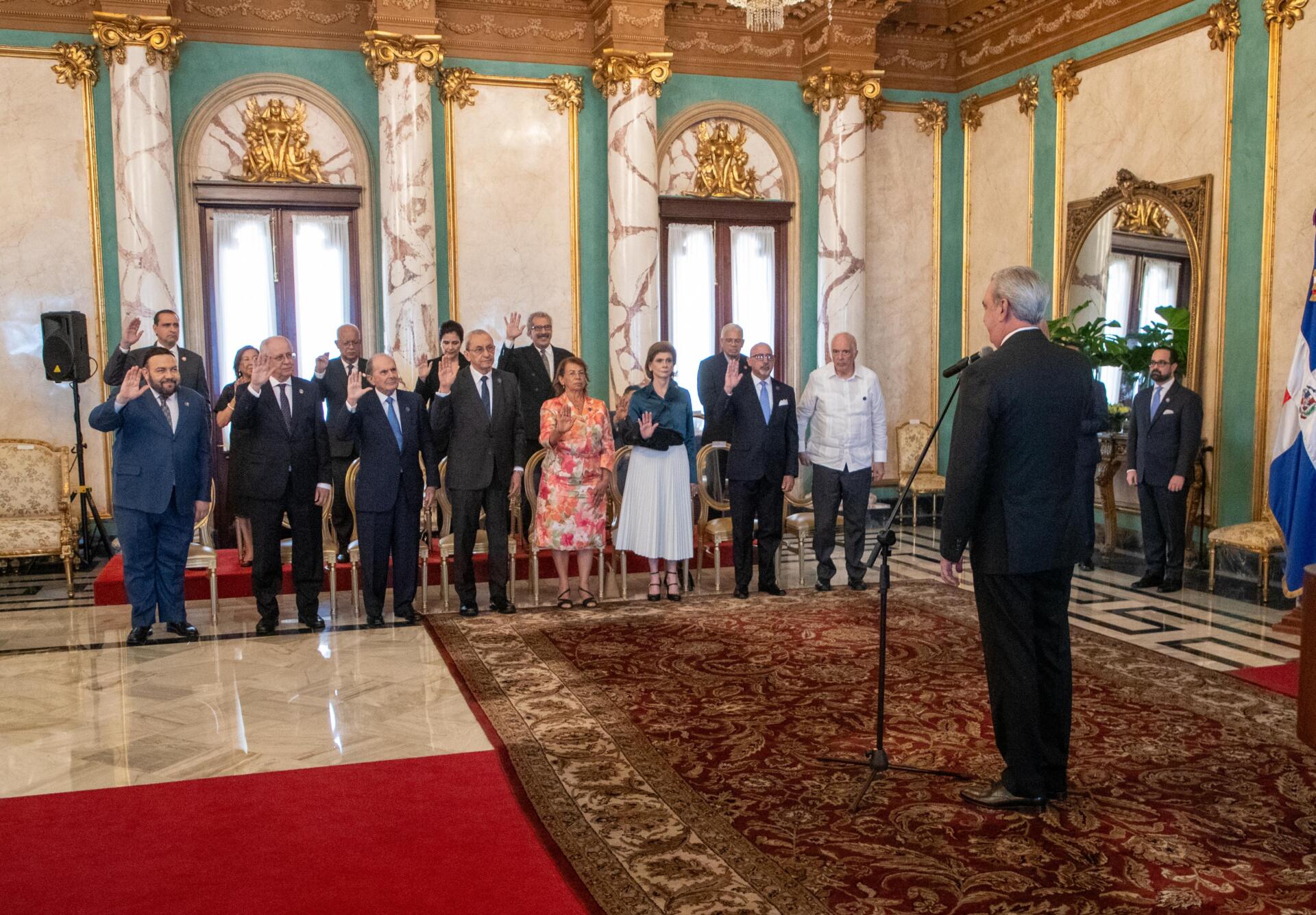 Abinader juramenta nuevos miembros de Orden del Mérito Duarte, Sánchez y Mella y Orden Heráldica de Cristóbal Colón