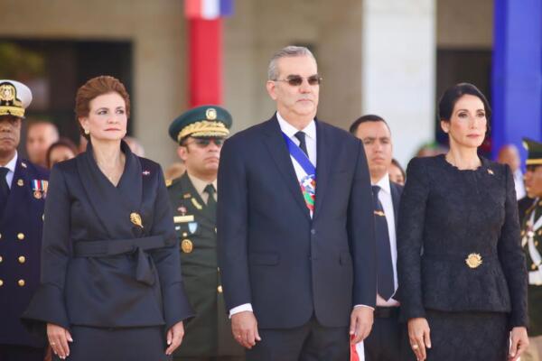 Presidente Abinader junto a la vicepresidenta Raquel Peña y la primera dama Raquel Arbaje a su llegada al Congreso Nacional (fuente externa)