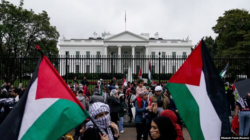 Los partidarios del pueblo palestino celebran una manifestación y una marcha denominada "día de Acción por Palestina" mientras continúa el conflicto entre Israel y Hamás, cerca de la Casa Blanca en Washington. Foto: fuente externa.