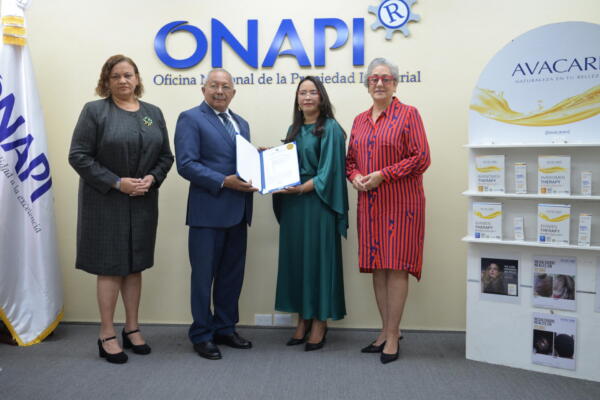 Agripina Ramirez Sanchez recibe de manos de Salvador Ramos, director de ONAPI, la patente. La entrega se realizó en una actividad en la sede de la Onapi / FUENTE EXTERNA