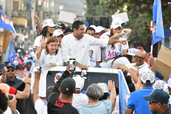 Alcalde Kelvin Cruz celebra triunfo en La Vega con una caravana