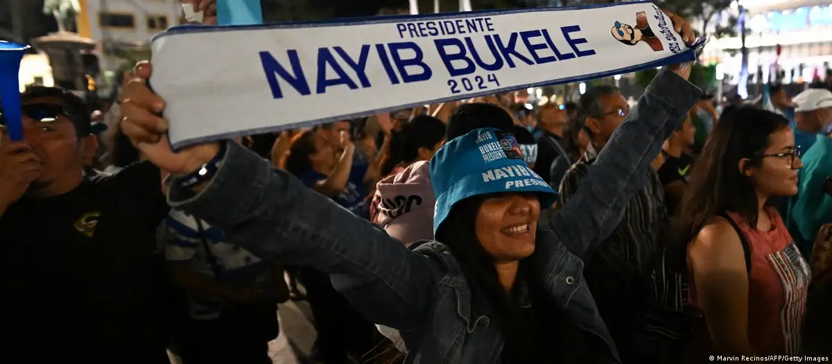 Seguidores celebran la autoproclamada reelección de Bukele, que aún debe ser oficializada por el TSE. Foto: fuente externa.
