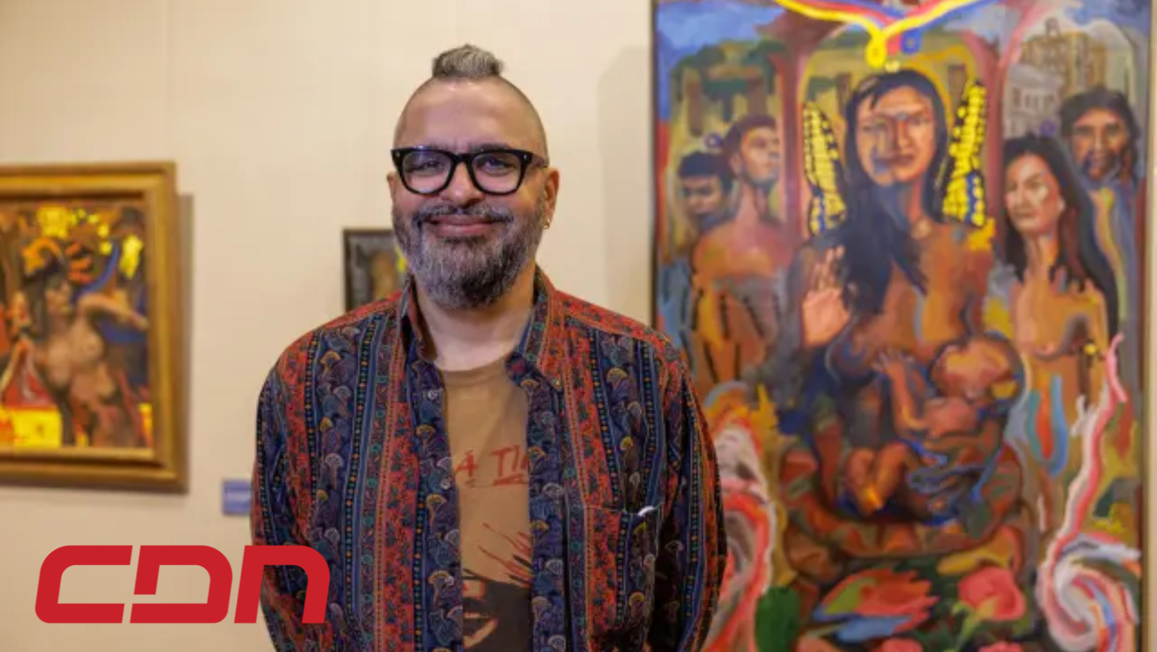 El artista dominicano Chiqui Mendoza, posando junto a una de sus obras. Foto: CDN Digital