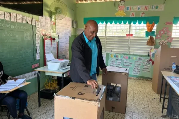 Aspirante a la alcaldía de Yamasá, Julián Cruz Almonte ejerce su  derecho al voto
