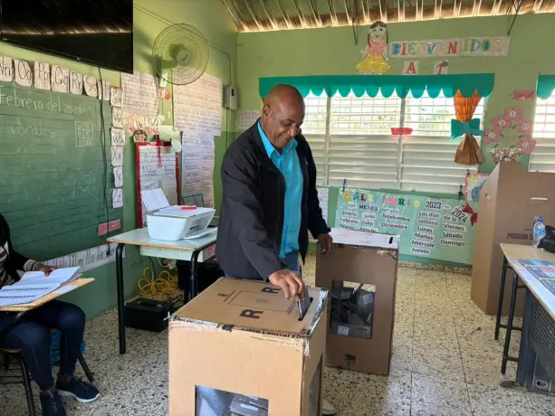 Aspirante a la alcaldía de Yamasá, Julián Cruz Almonte ejerce su  derecho al voto