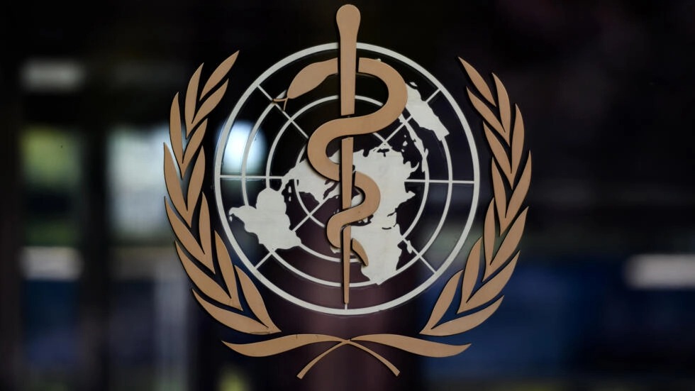 El logotipo de la Organización Mundial de la Salud (OMS), a la entrada de la sede central de la institución. Foto: fuente externa.