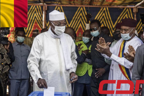 El fenecido expresidente de Chad, imagen del momento que ejerció su derecho al voto. Foto: CDN Digital 