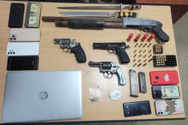 Confiscan varias armas de fuego ilegales durante allanamientos.(Foto: Fuente externa).