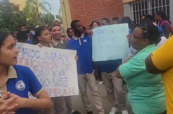 Estudiantes y profesores de una escuela protestan por falta de conserje en SDO. (Foto: fuente externa)