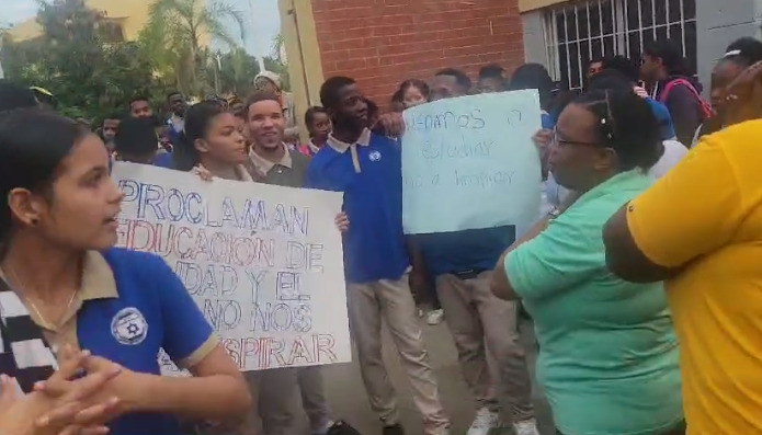 Estudiantes y profesores de una escuela protestan por falta de conserje en SDO