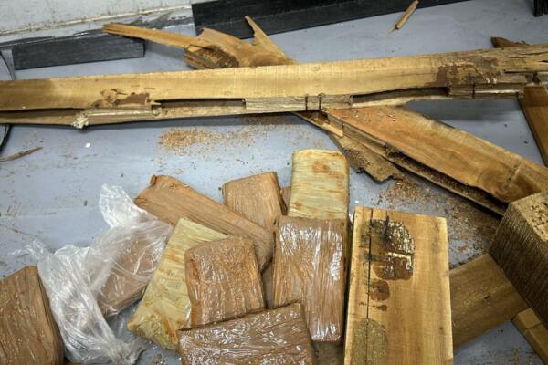 Ocupan 225 paquetes presumiblemente cocaína camuflados en paletas de madera.(Foto: Fuente externa).