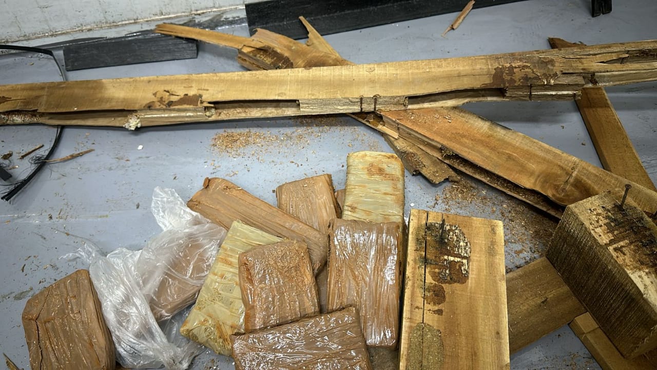Ocupan 225 paquetes presumiblemente cocaína camuflados en paletas de madera.(Foto: Fuente externa).
