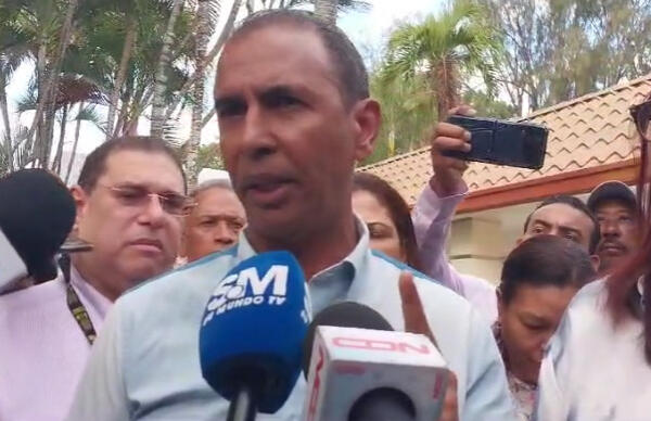 Tras ejercer su derecho al voto en el Club Los Prados, Contreras dijo que se está hoy temprano comenzando una fiesta. Foto: CDN Digital