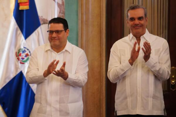Eduardo Sanz Lovatón junto al presidente Luis Abinader
Foto: Fuente externa