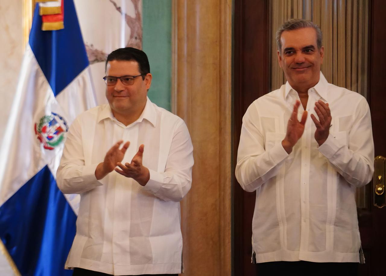 Eduardo Sanz Lovatón junto al presidente Luis Abinader Foto: Fuente externa