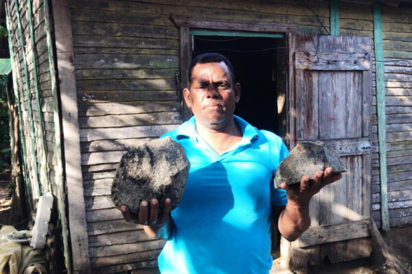 Rodolfo Valdez Vilorio posando junto a lo que parece ser un posible meteorito antiguo. Foto: Fuente externa