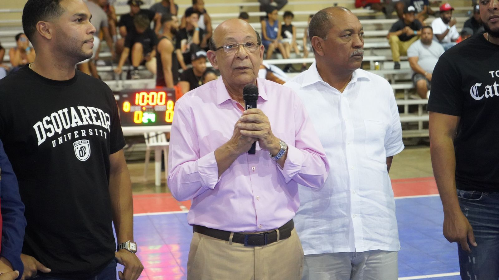 Fausto López realiza saque de honor en Torneo de Baloncesto