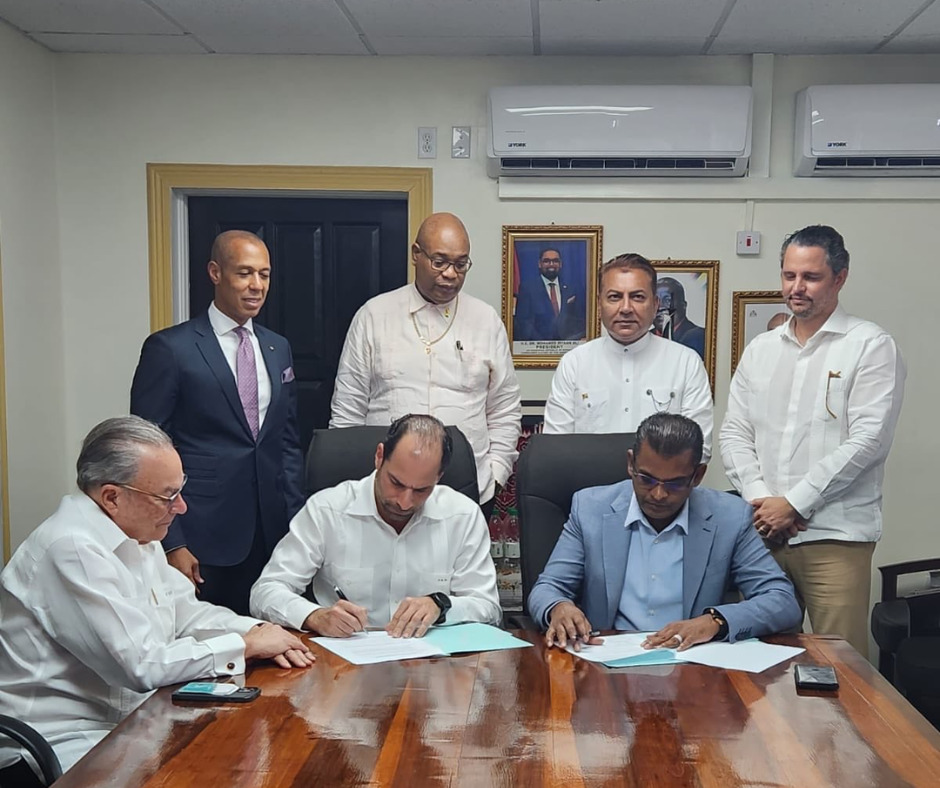 Grupo Puntacana y CJIA Airport firman acuerdo para construir y operar terminal aérea en Guyana