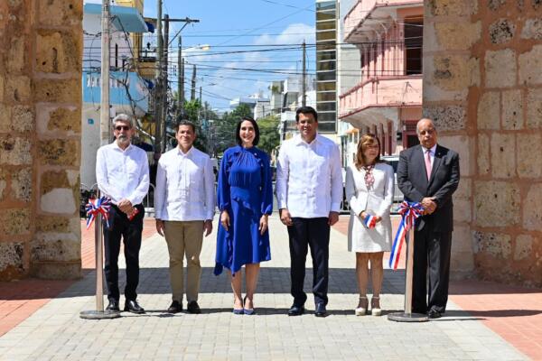 Inauguración remozamiento Puerta de la Misericordia a cargo del ministro David Collado/Fuente Mitur