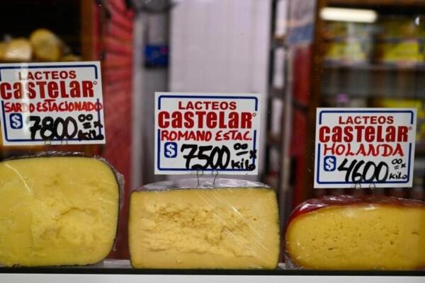 Los precios de unos quesos a la venta en un puesto del Mercado Central de Buenos Aires, Argentina. Foto: fuente externa.