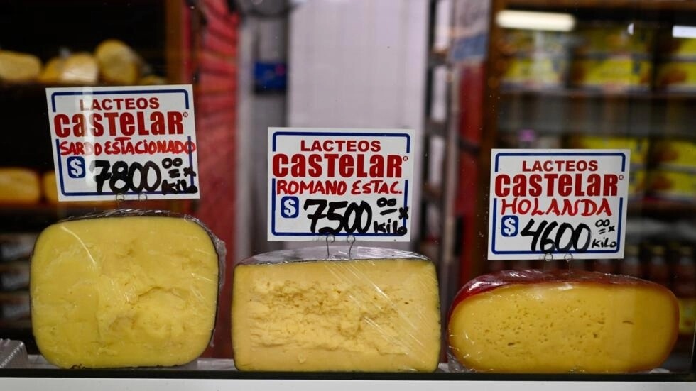 Los precios de unos quesos a la venta en un puesto del Mercado Central de Buenos Aires, Argentina. Foto: fuente externa.