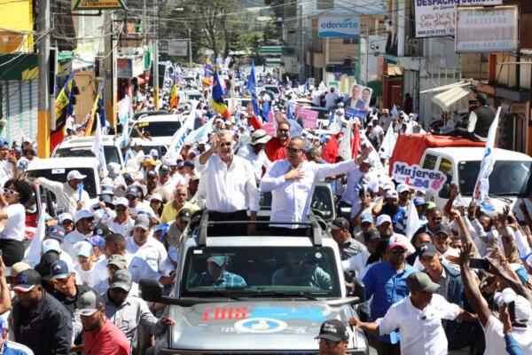 Luis Abinader encabeza marcha en Jarabacoa y Constanza en apoyo a candidatos municipales. /  Fuente interna.