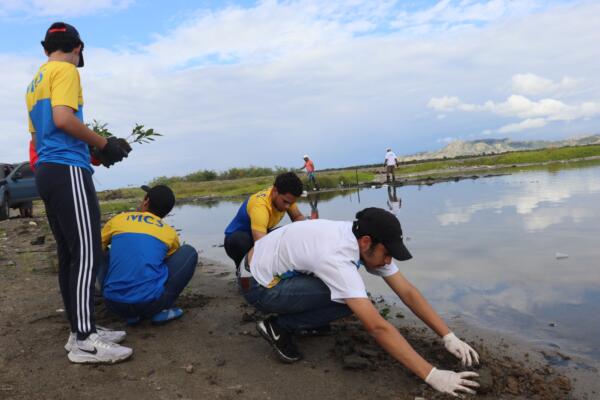 Medio Ambiente conmemora Día de la Conservación de los Humedales plantando mangles en Baní y Montecristi